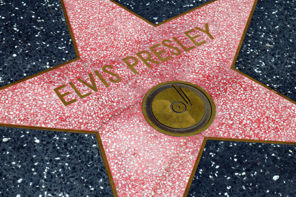 Hollywood Walk of Fame Stern von Elvis Presley, erwähnt im Kontext kultureller Aneignung, da er mit Musikstilen wie Blues und Gospel weltberühmt wurde, die ursprünglich aus afroamerikanischen Communities stammen.
